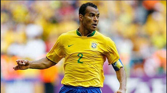 Cafu lá cờ tiên phong của đội tuyển Brazil